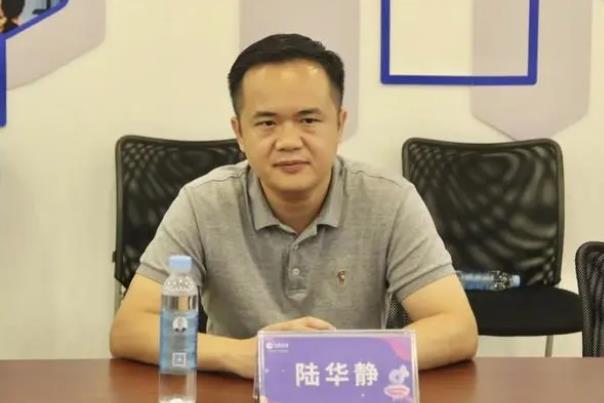 陸華靜簡歷：桂林市疊彩區(qū)委副書記、區(qū)長陸華靜，曾任七星區(qū)委常委、常務(wù)副區(qū)長，大化縣委常委、副縣長